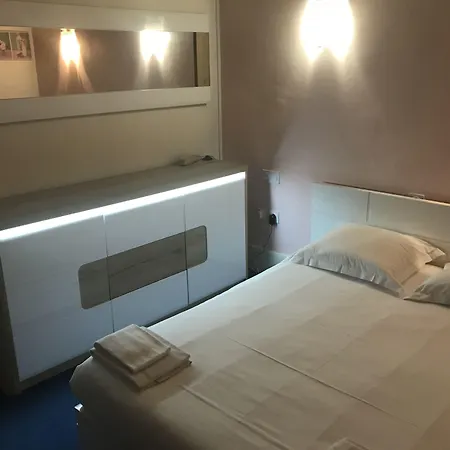 Hotel Couleurs Sud 46 Avec Ascenseur Et Bar-restaurant Centre Ville-gare