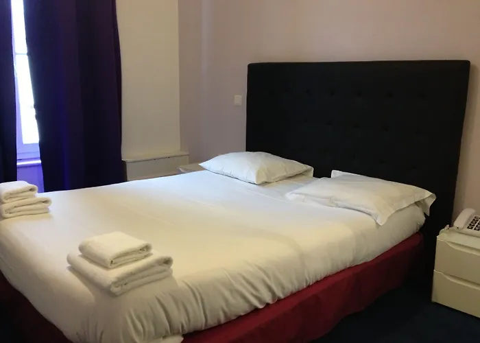 Hotel Couleurs Sud Centre-ville Gare 3*