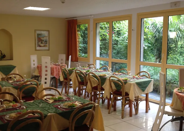 Couleurs Sud Centre-ville Gare מלון